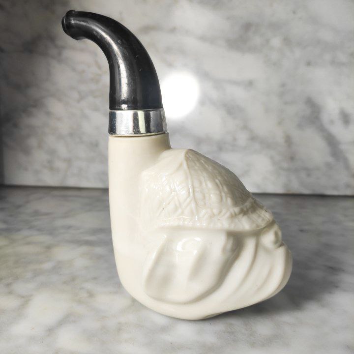 Frasco de Loción de Avon de Opalina o Vidrio Lechoso modelo Pipa Bulldog c.1969.