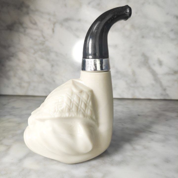 Frasco de Loción de Avon de Opalina o Vidrio Lechoso modelo Pipa Bulldog c.1969.