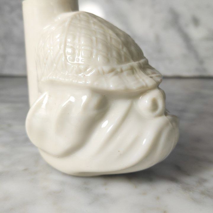 Frasco de Loción de Avon de Opalina o Vidrio Lechoso modelo Pipa Bulldog c.1969.