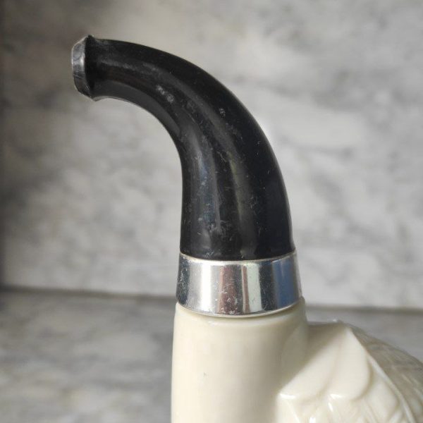 Frasco de Loción de Avon de Opalina o Vidrio Lechoso modelo Pipa Bulldog c.1969.