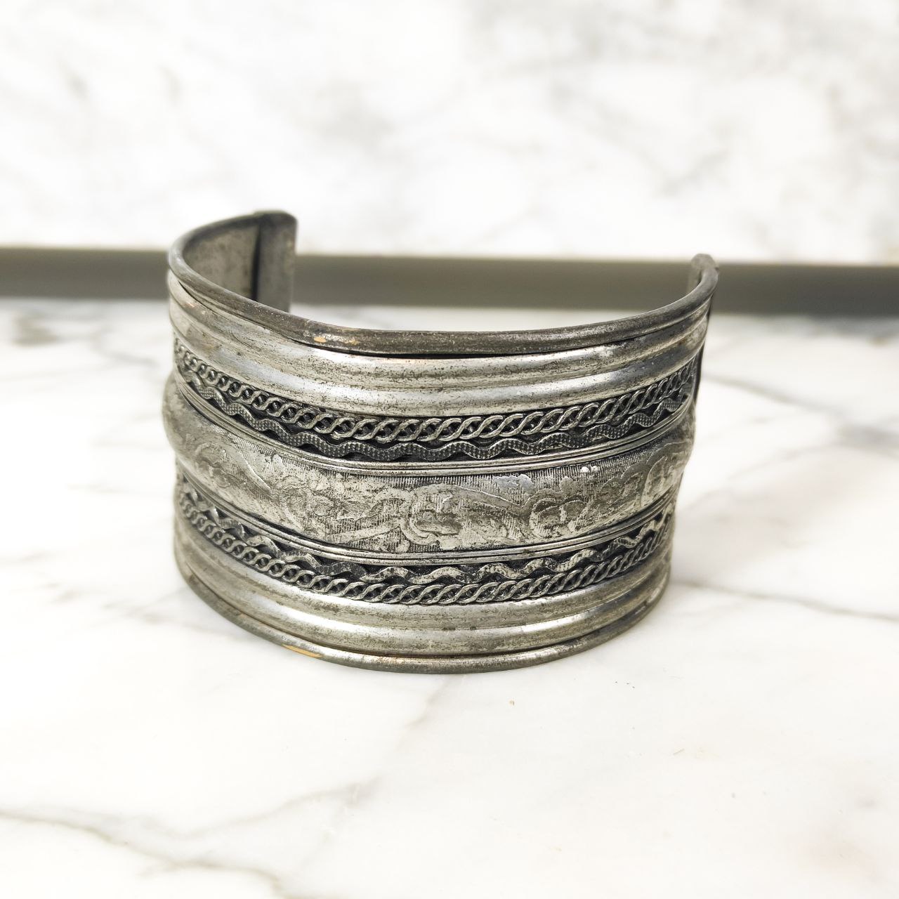 Brazalete de India de latón bañado en plata de los años 1960