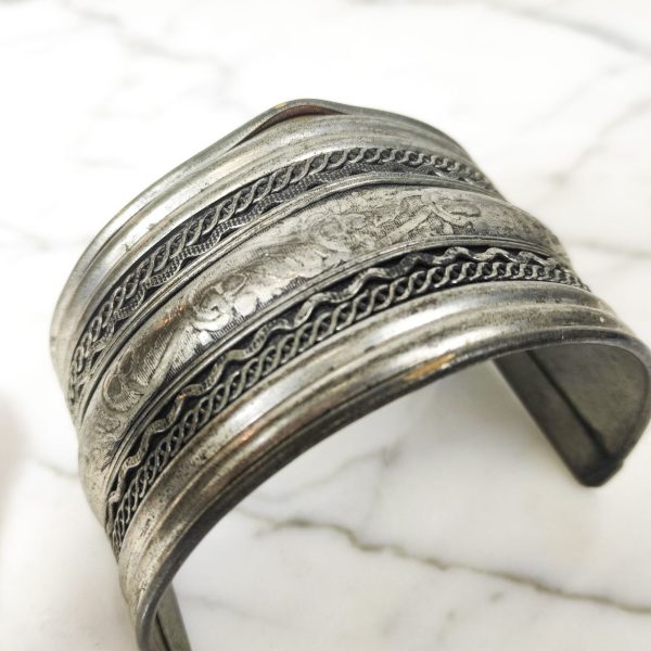 Brazalete de India de latón bañado en plata de los años 1960