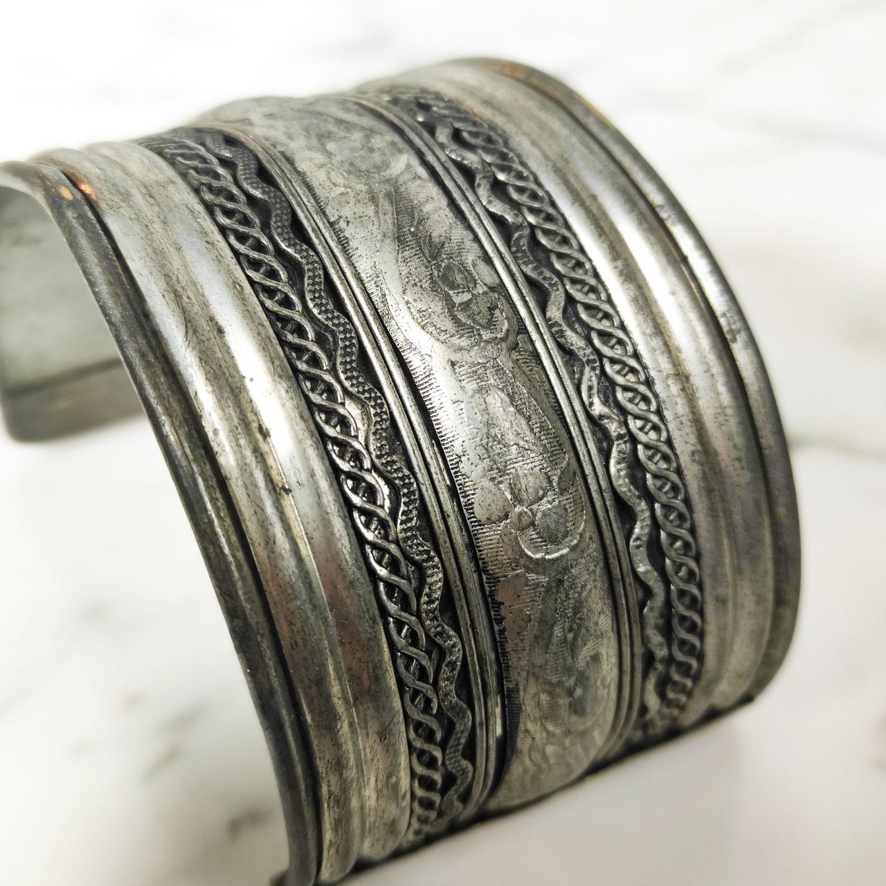 Brazalete de India de latón bañado en plata de los años 1960