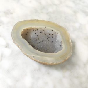 Geoda de Ágata con inclusión de hematites