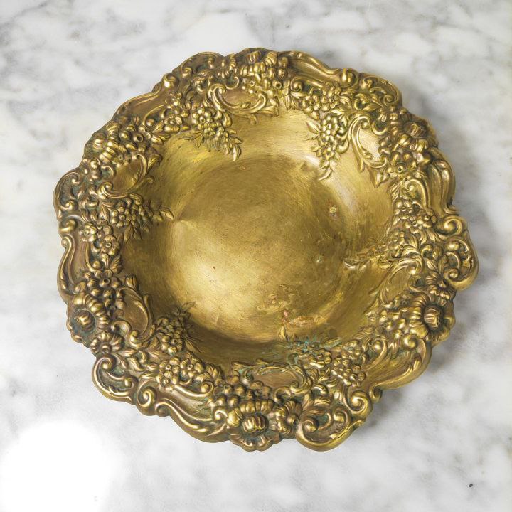 Bandeja de bronce con decoración floral vegetal