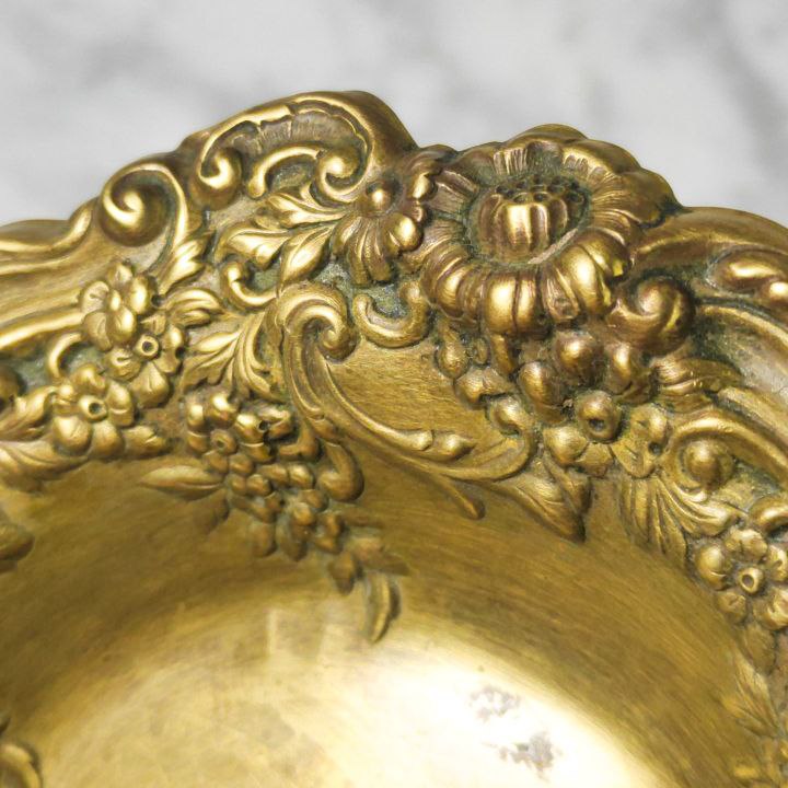 Bandeja de bronce con decoración floral vegetal