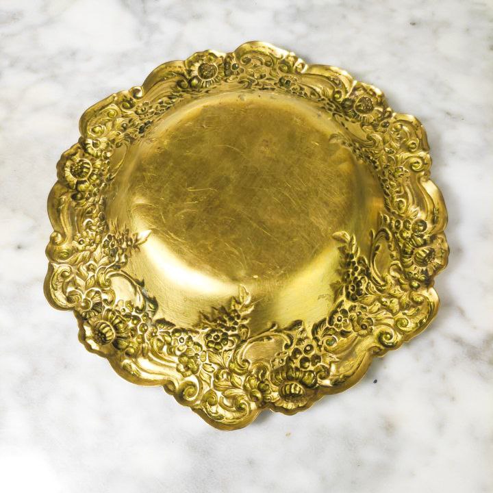 Bandeja de bronce con decoración floral vegetal