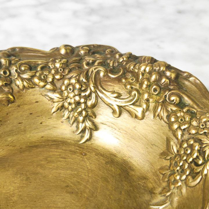 Bandeja de bronce con decoración floral vegetal