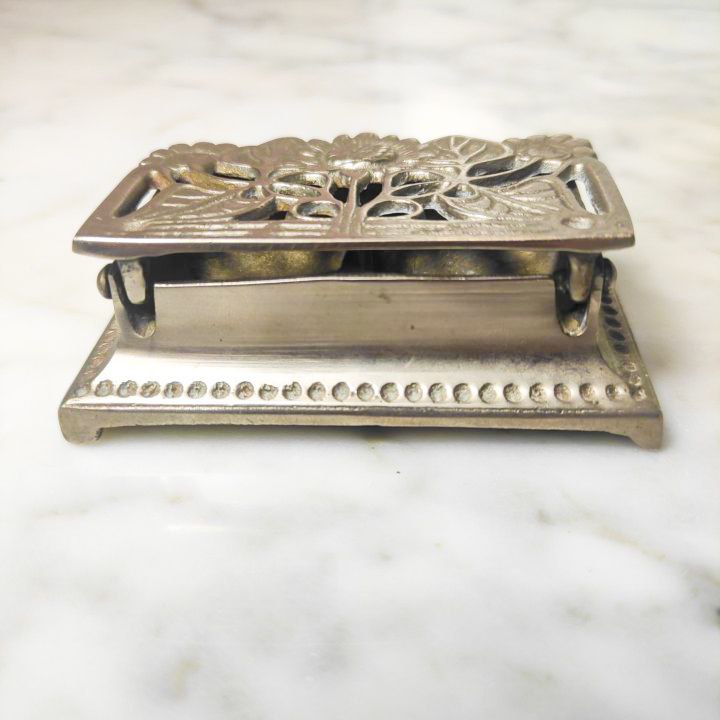 Caja para sellos o portasellos epoca artnouveau patrón girasoles, Francia, c.1920