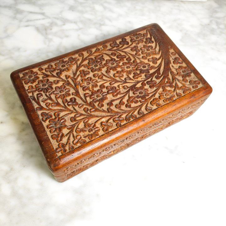 LOTE000019_01-1.jpg Caja de Madera con decoración tallada en relieve Mitad s.XX