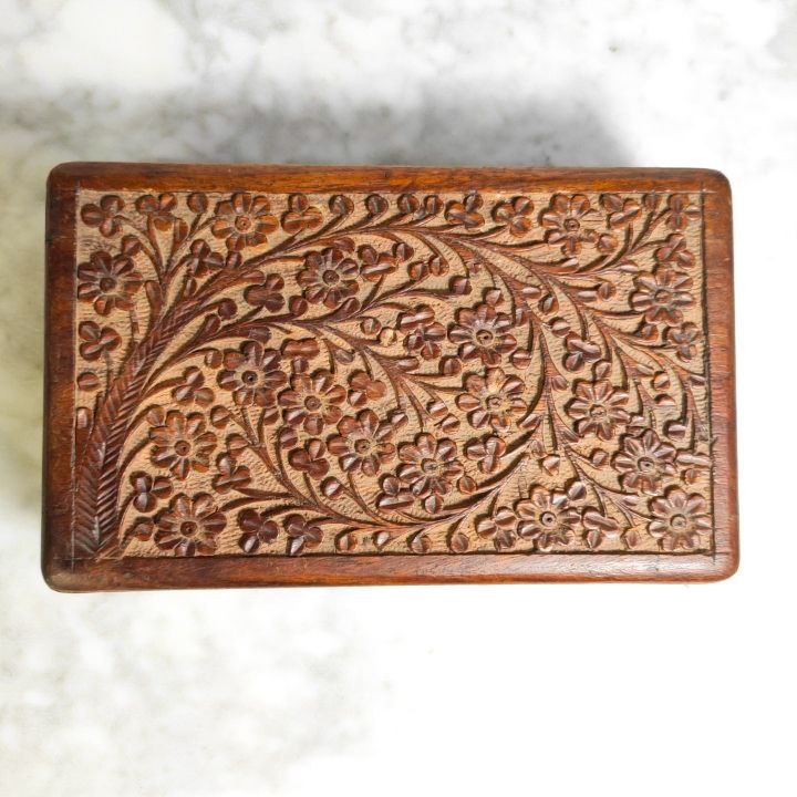 Caja de Madera con decoración tallada en relieve Mitad s.XX