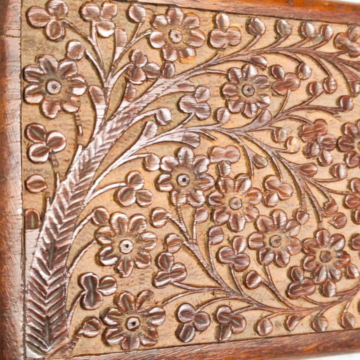 Caja de Madera con decoración tallada en relieve Mitad s.XX