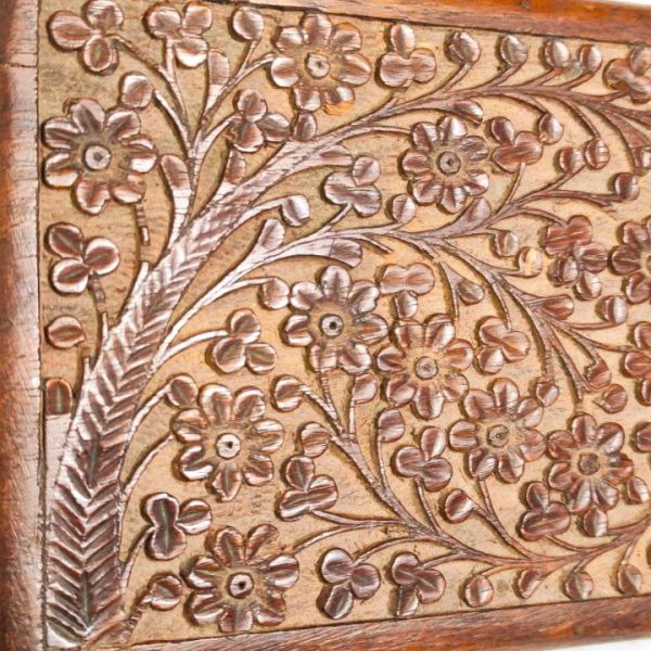 Caja de Madera con decoración tallada en relieve Mitad s.XX