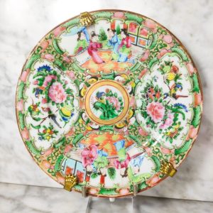 Plato chino de Cantón de porcelana, periodo Primera Republica China (1912-1949). Diámetro 18,5cm