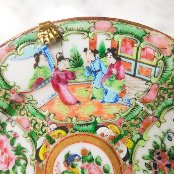 LOTE000021_02.jpg Plato chino de Cantón de porcelana, periodo Primera Republica China (1912-1949). Diámetro 18,5cm