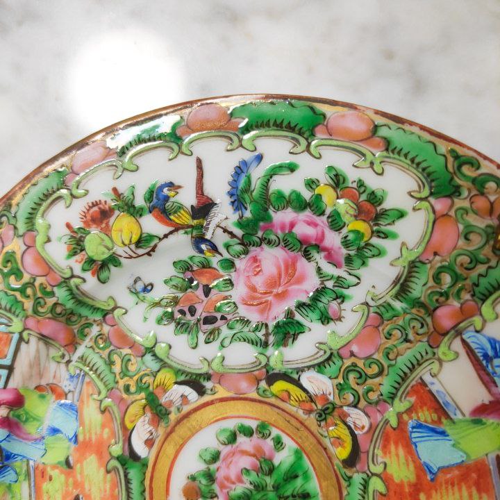 Plato chino de Cantón de porcelana, periodo Primera Republica China (1912-1949). Diámetro 18,5cm