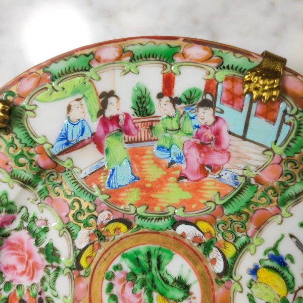 LOTE000021_04.jpg Plato chino de Cantón de porcelana, periodo Primera Republica China (1912-1949). Diámetro 18,5cm