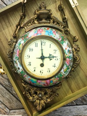 Reloj Francés de bronce hecho con cuenco de porcelana china Famille rose, rose medallion, Periodo Tongzhi (1861-1874) dinastia Qing