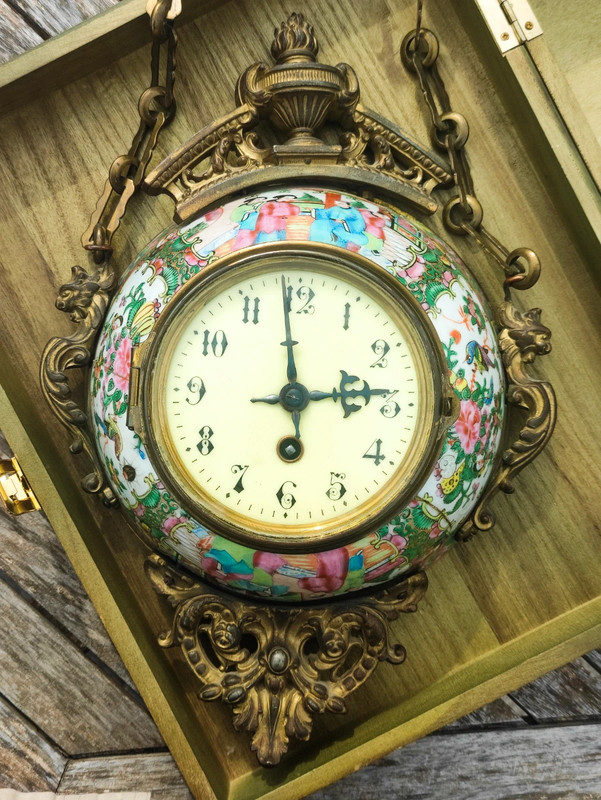 Reloj Francés de bronce hecho con cuenco de porcelana china Famille rose, rose medallion, Periodo Tongzhi (1861-1874) dinastia Qing