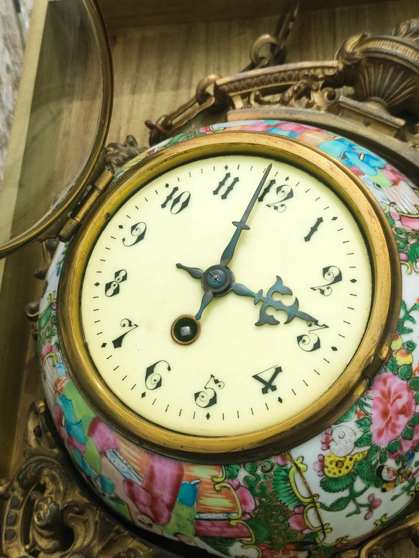 Reloj Francés de bronce hecho con cuenco de porcelana china Famille rose, rose medallion, Periodo Tongzhi (1861-1874) dinastia Qing