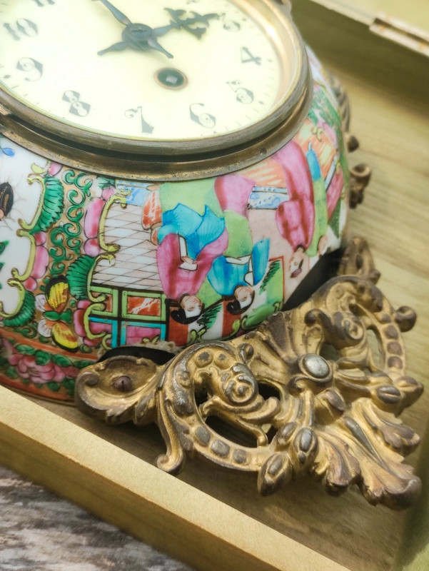 Reloj Francés de bronce hecho con cuenco de porcelana china Famille rose, rose medallion, Periodo Tongzhi (1861-1874) dinastia Qing