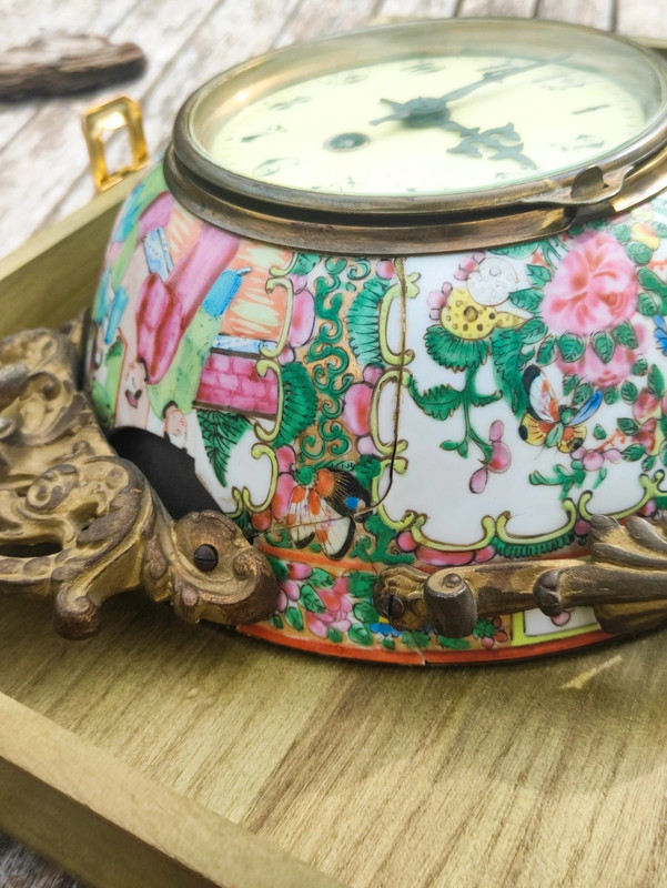 Reloj Francés de bronce hecho con cuenco de porcelana china Famille rose, rose medallion, Periodo Tongzhi (1861-1874) dinastia Qing