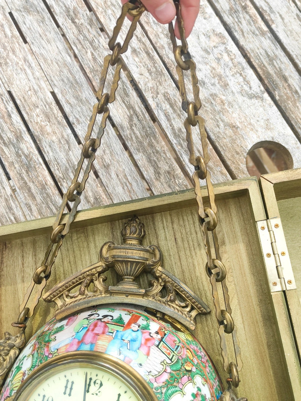 Reloj Francés de bronce hecho con cuenco de porcelana china Famille rose, rose medallion, Periodo Tongzhi (1861-1874) dinastia Qing