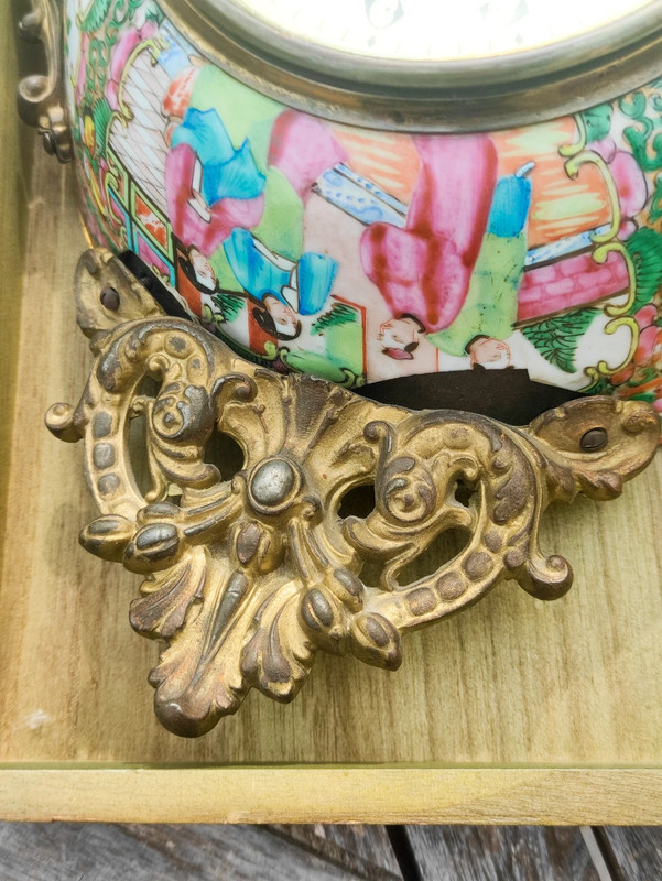 Reloj Francés de bronce hecho con cuenco de porcelana china Famille rose, rose medallion, Periodo Tongzhi (1861-1874) dinastia Qing