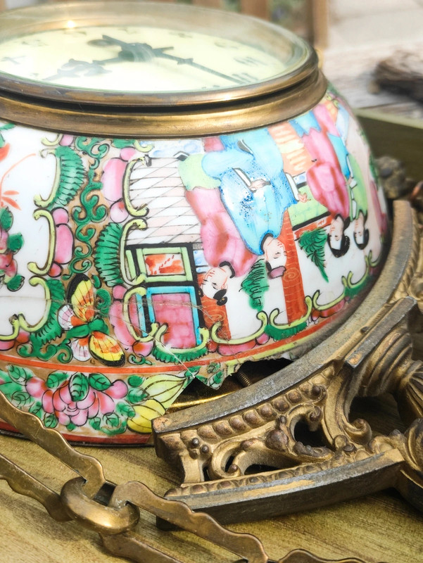 Reloj Francés de bronce hecho con cuenco de porcelana china Famille rose, rose medallion, Periodo Tongzhi (1861-1874) dinastia Qing