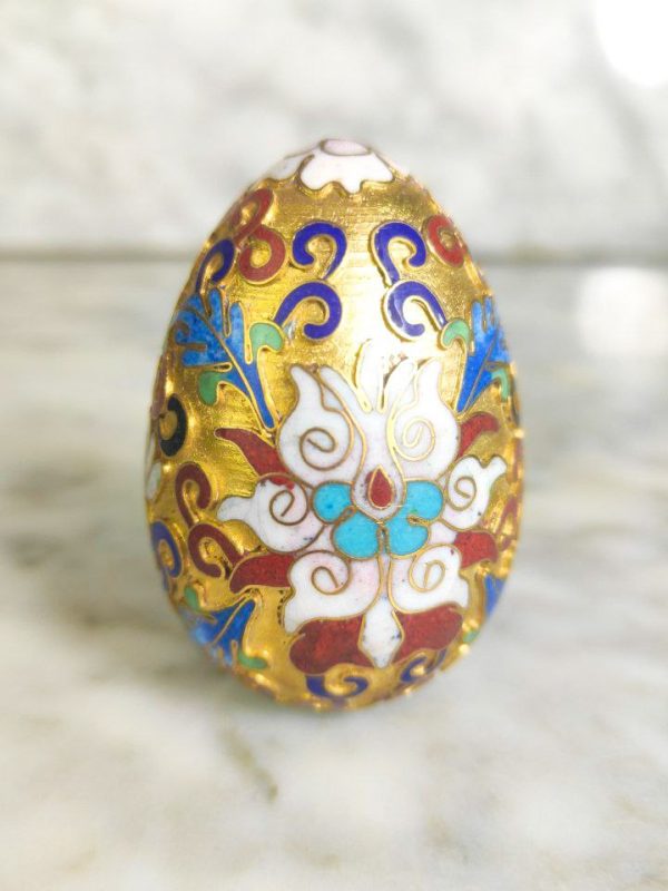 Huevo Chino de Cloisonne tipo Open Work dorado Cloisonne c.1950