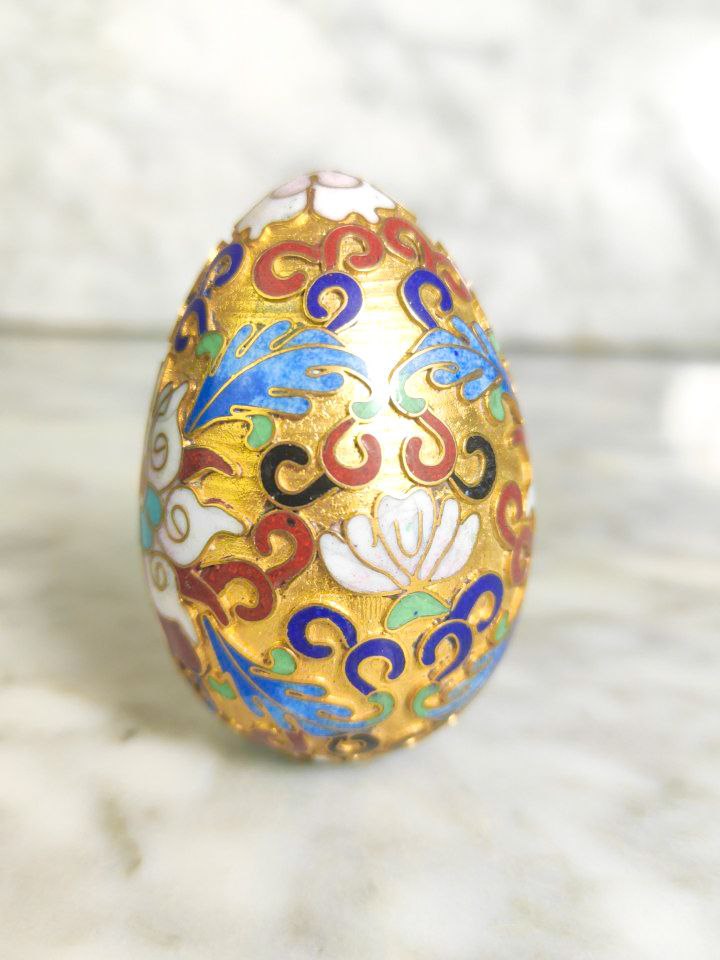 Huevo Chino de Cloisonne tipo Open Work dorado Cloisonne c.1950