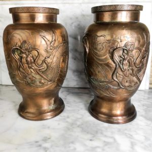 Pareja de Jarrones Japoneses de bronce Meiji con Dragones (1868-1911).