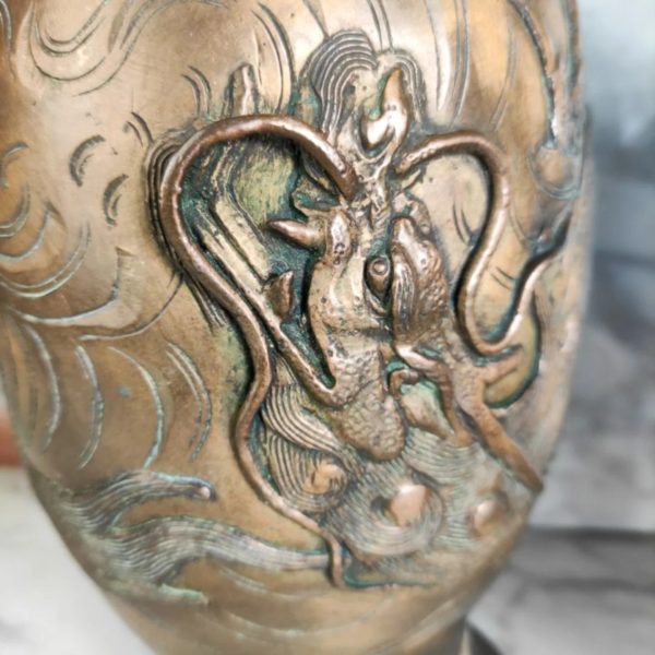 Pareja de Jarrones Japoneses de bronce Meiji con Dragones (1868-1911).