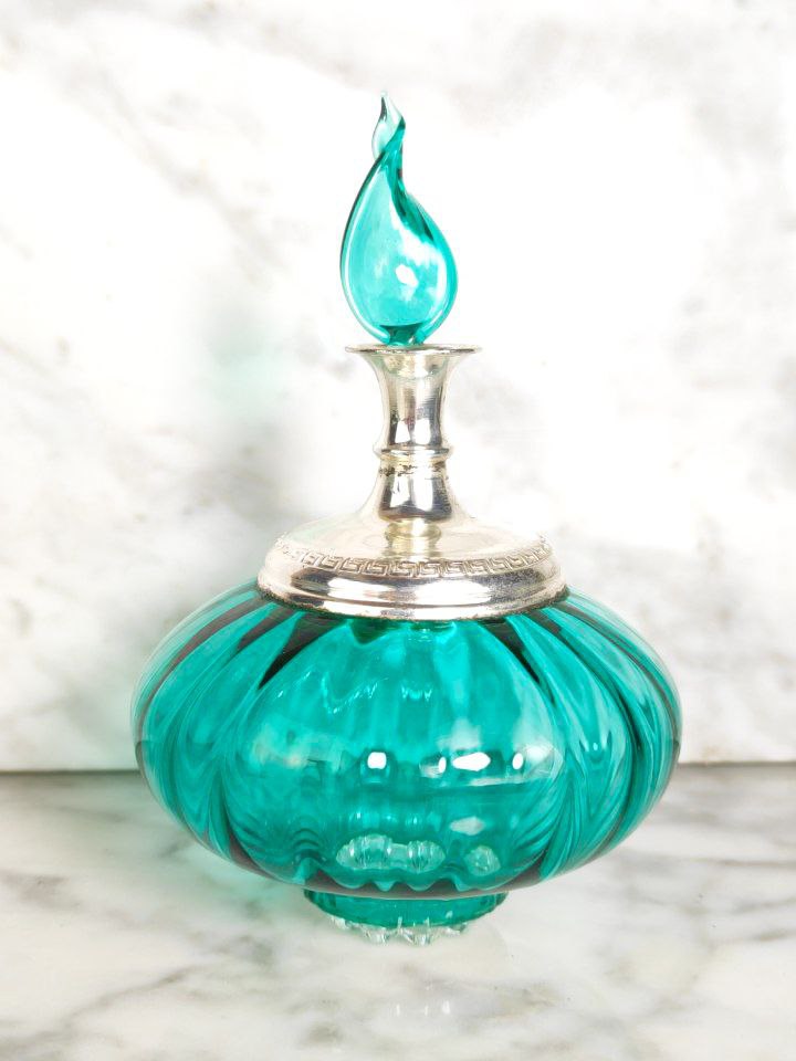 Perfumero de vidrio azul con metal bañado en plata art decó (1920-1930)