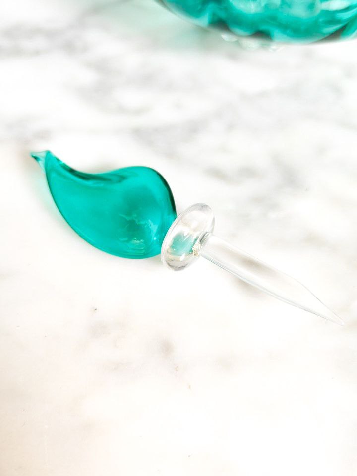 Perfumero de vidrio azul con metal bañado en plata art decó (1920-1930)