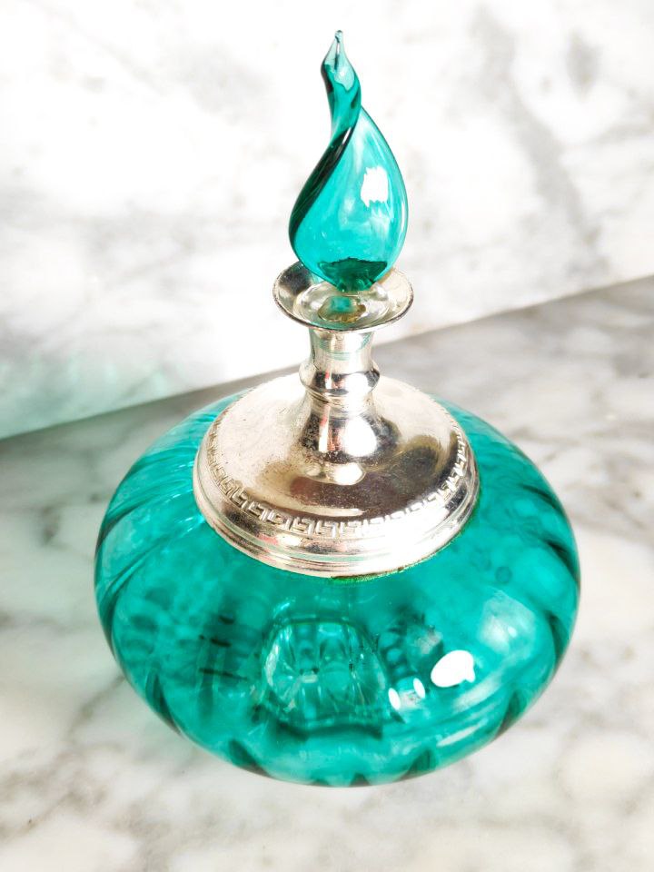 Perfumero de vidrio azul con metal bañado en plata art decó (1920-1930)