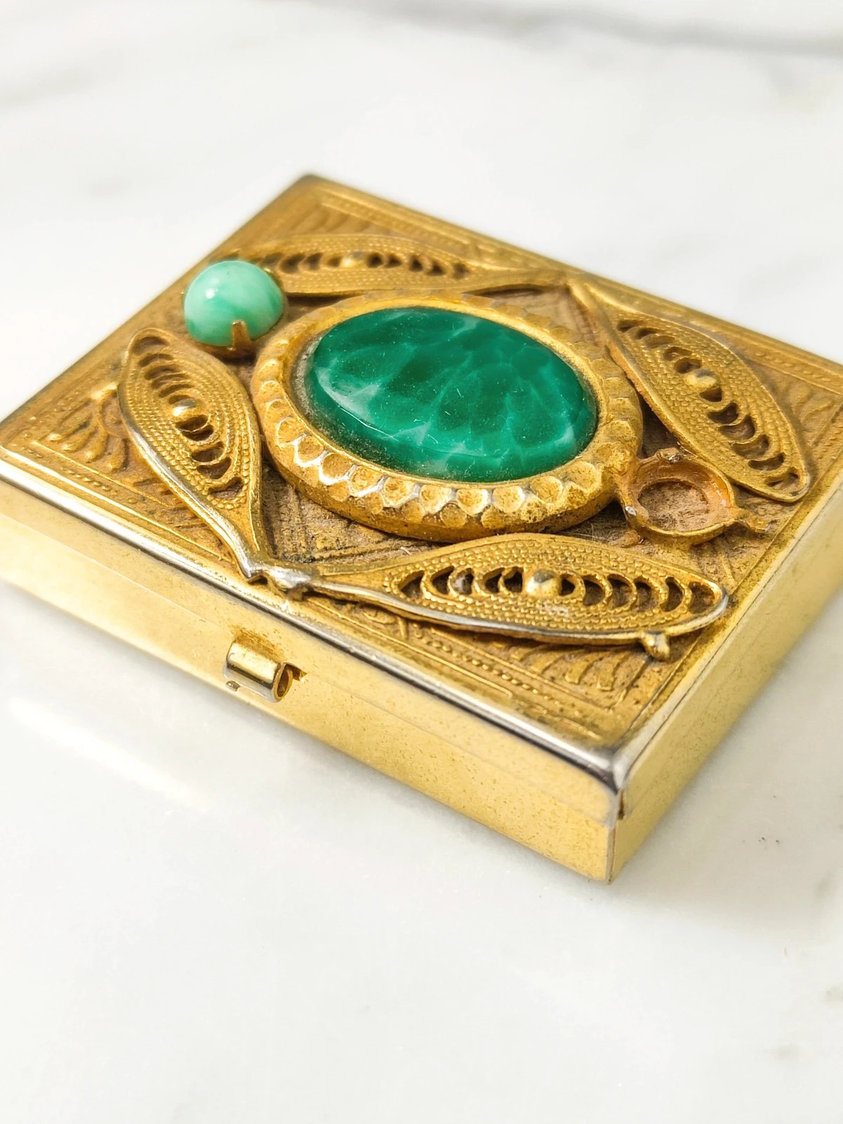 Polvorera vintage art decó con vidrio de bohemia bañada en oro. Republica Checa c.1940.