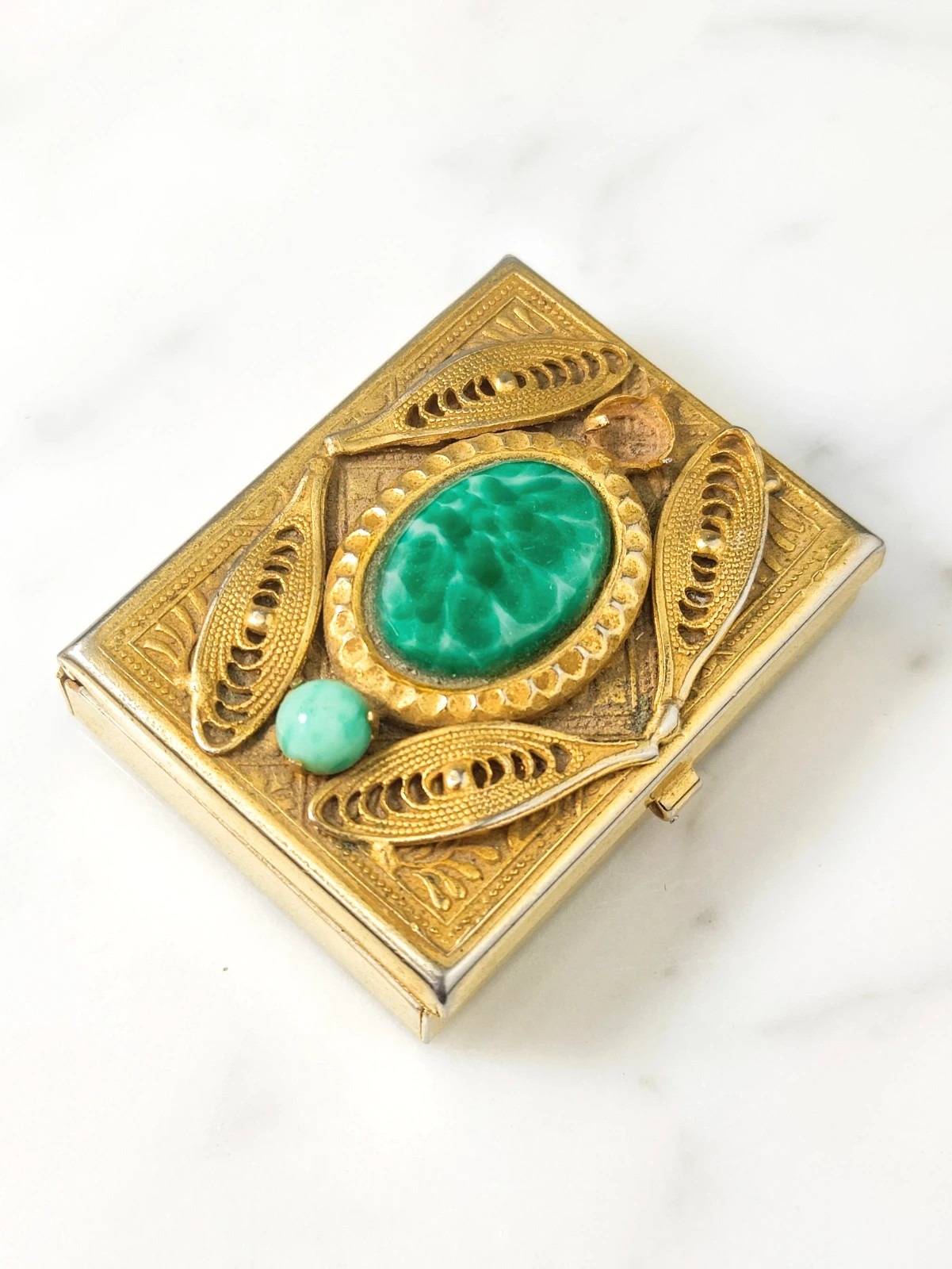 Polvorera vintage art decó con vidrio de bohemia bañada en oro. Republica Checa c.1940.