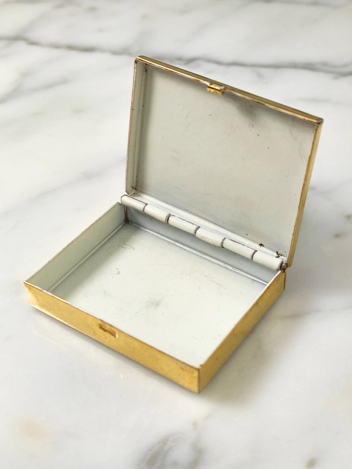 Polvorera vintage art decó con vidrio de bohemia bañada en oro. Republica Checa c.1940.