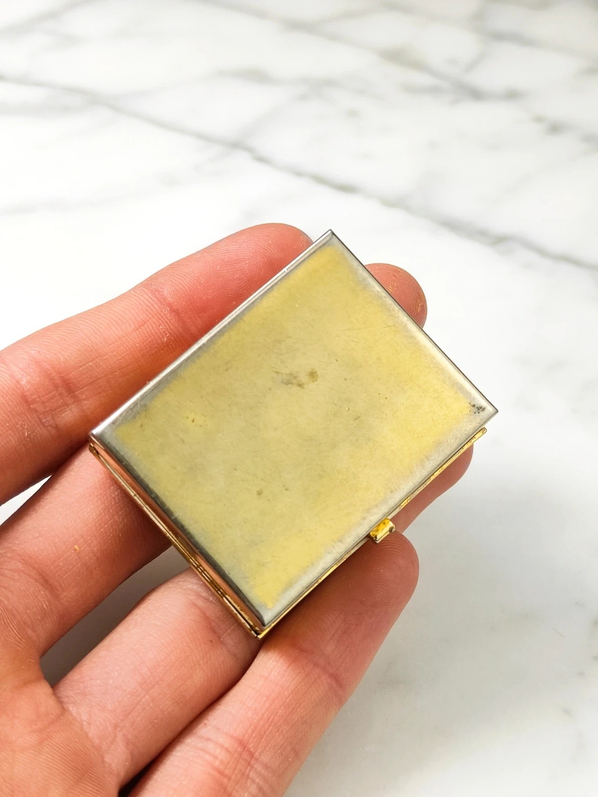 Polvorera vintage art decó con vidrio de bohemia bañada en oro. Republica Checa c.1940.