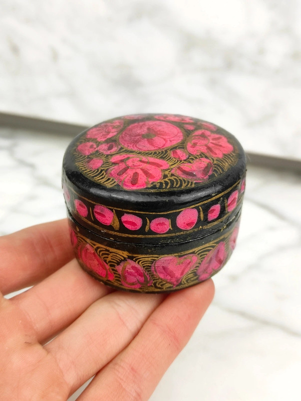 Caja Pintada a mano sobre laca de Cachemira, India c.1960