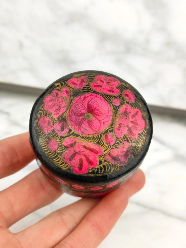 Caja Pintada a mano sobre laca de Cachemira, India c.1960