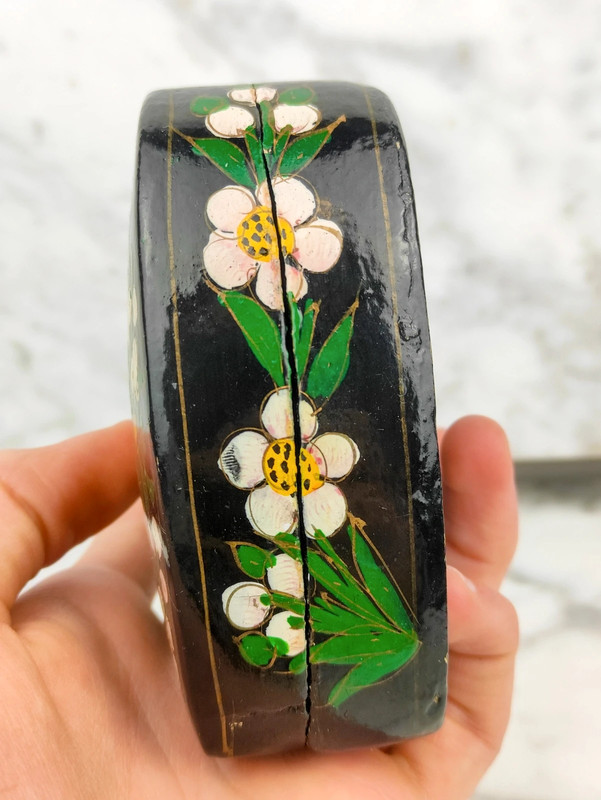 LOTE000046_02-1.jpg Antigua caja en forma de Corazón de Cachemira, India pintada a mano de mitad s.XX