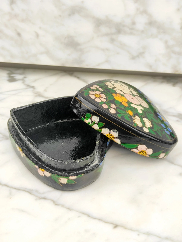 LOTE000046_03.jpg Antigua caja en forma de Corazón de Cachemira, India pintada a mano de mitad s.XX