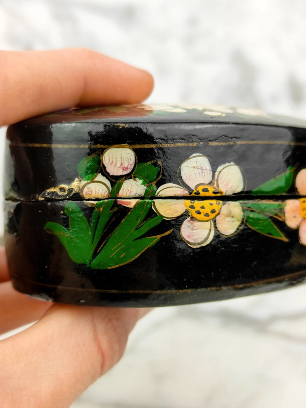 LOTE000046_04-1.jpg Antigua caja en forma de Corazón de Cachemira, India pintada a mano de mitad s.XX