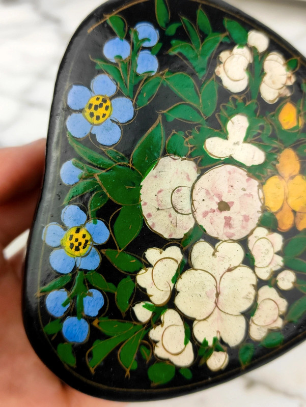 LOTE000046_05-1.jpg Antigua caja en forma de Corazón de Cachemira, India pintada a mano de mitad s.XX