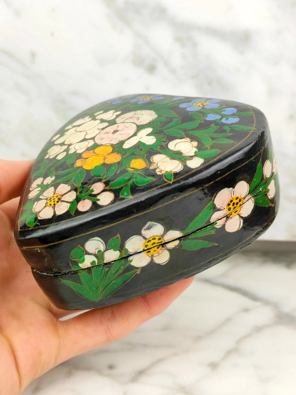 LOTE000046_06-1.jpg Antigua caja en forma de Corazón de Cachemira, India pintada a mano de mitad s.XX