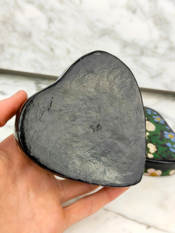 LOTE000046_07-1.jpg Antigua caja en forma de Corazón de Cachemira, India pintada a mano de mitad s.XX