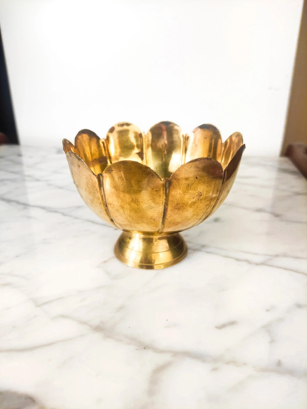 Cuenco Indio de latón con borde lobulado en forma de flor de loto