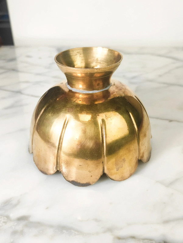 Cuenco Indio de latón con borde lobulado en forma de flor de loto